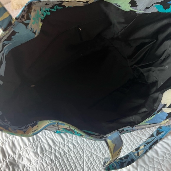 Beautiful medium duffel bag in good condition. - Picture 2 of 2